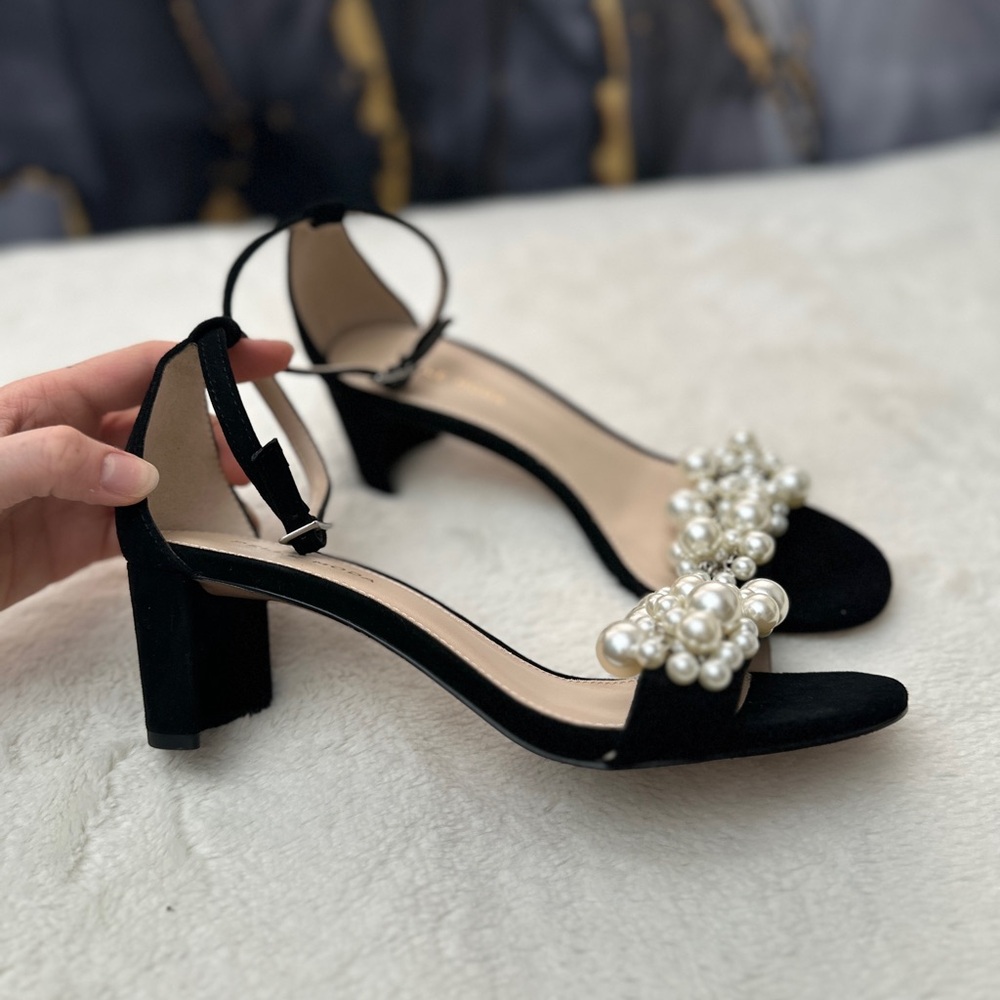 Women's Pelle Moda Vacie Imitation Pearl Heels - Picture 3 of 10